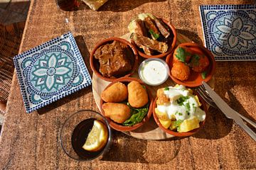 Schaaltje tapa's op houten tafel met blauwe bordjes van My Footprints