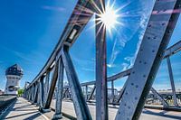 Stalen brug en watertoren tegen een blauwe lucht. Hoofdstation Darmstadt