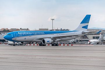 Een Aerolíneas Argentinas Airbus A330 (LV-FVI). van Jaap van den Berg