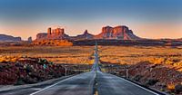 Monument Valley Sunrise van Adelheid Smitt thumbnail