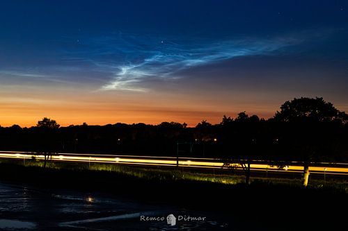 Crystal bath with luminous night clouds