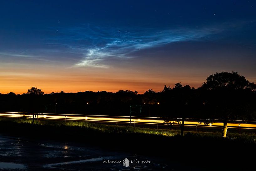 Crystal bath with luminous night clouds by Remco Ditmar