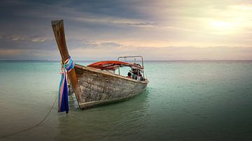 Longtail boot op een strand in Thailand bij zonsondergang van Jonas Weinitschke