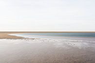 Zee van rust op een stil, leeg strand van Claire van Dun thumbnail