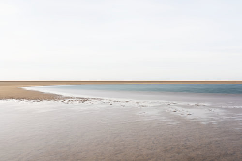 Meer der Ruhe an einem stillen, leeren Strand
