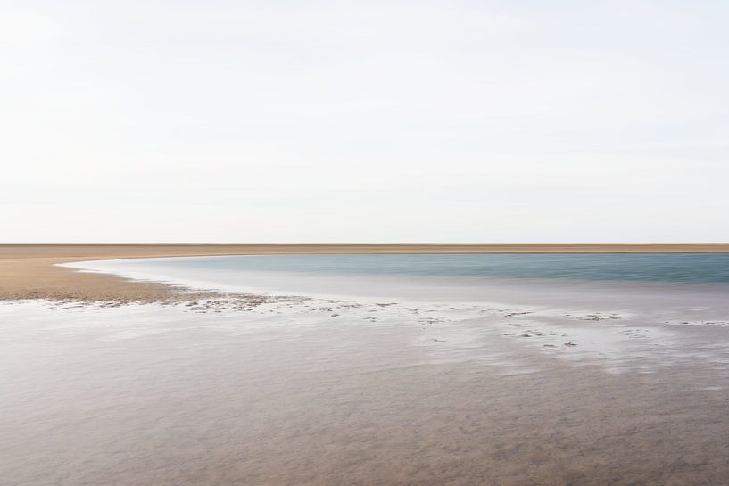 Zee van rust op een stil, leeg strand van Claire van Dun