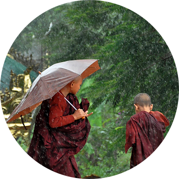 Monniken overvallen door regenbui van Affect Fotografie