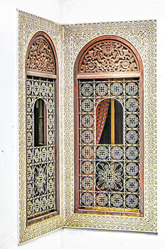 Fenster mit arabischer Verzierung in einem Riad in Fez Marokko