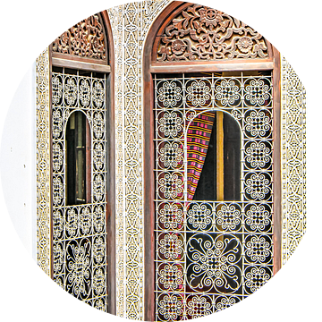 Raam met Arabische versiering in een Riad in Fez Marokko