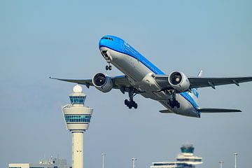 Boeing 777 van KLM stijgt op van Schiphol Amsterdam Airport
