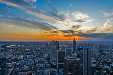 Wolkenkrabbers in Frankfurt bij zonsondergang.
