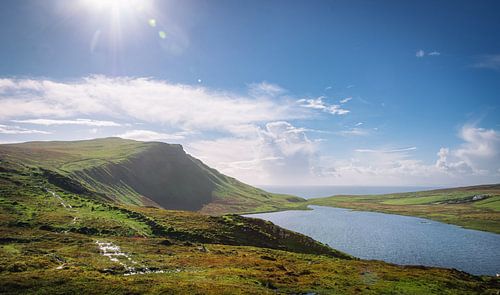 Verlaten eenzaamheid bij Neist Point. Isle of Skye in Groot-Brittannië. Panorama klif in de Schotse Hooglanden!