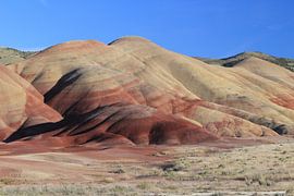 Beschilderde heuvels in het John Day Fossil Beds National Monument bij Mitchell City, Wheeler County