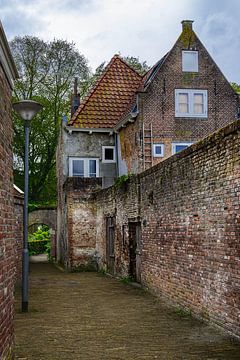 Steegje in het hart van Middelburg van Donate Molema