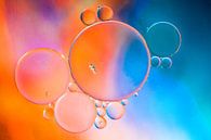 Öl auf Wasser mit farbigem Hintergrund von Gert Hilbink Miniaturansicht