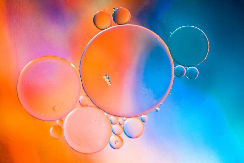 Öl auf Wasser mit farbigem Hintergrund von Gert Hilbink