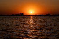 Sonnenuntergang über dem Wasser