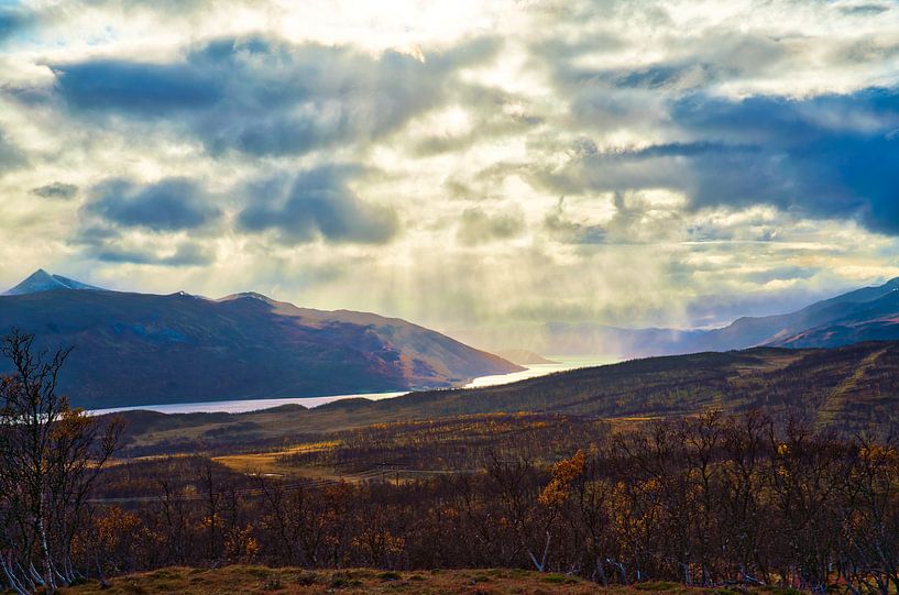 bergen landschap met water zon en regen met mooie wolken van Glenn Vlekke