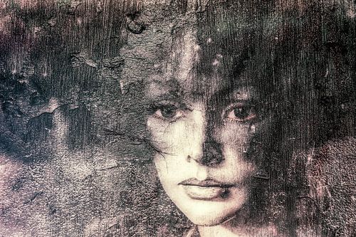 Vrouw op verweerde muur