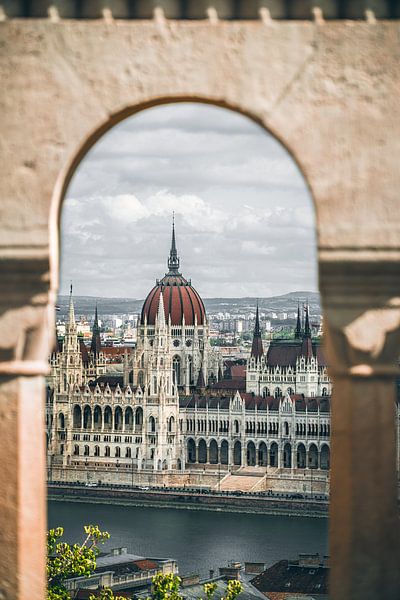 Blick auf das Parlamentsgebäude in Budapest von Lars Dirkzwager