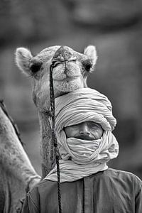 Sahara-Wüste. Mann vom Stamm der Tuareg und Kamel.