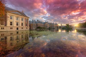 Mauritshuis et Binnenhof se reflètent dans Hofvijver La Haye sur Rob Kints