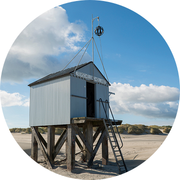 Drenkelingenhuisje op het Noordzeestrand van Terschelling van Tonko Oosterink