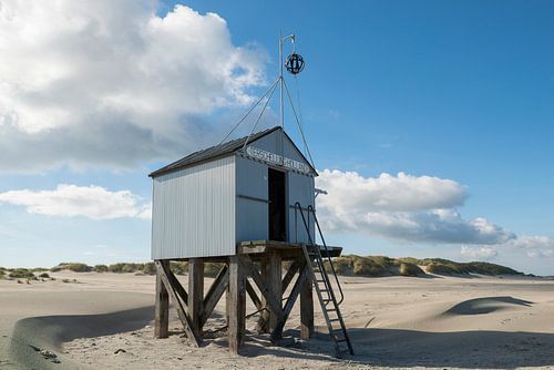 Drenkelingenhuisje op het Noordzeestrand van Terschelling van Tonko Oosterink
