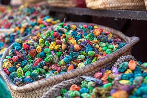 Kleurrijke gedroogde bloemen en kruiden te koop in een soek (markt) in Marrakesh, Marokko