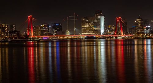 Nachtfoto van de Willemsbrug ...