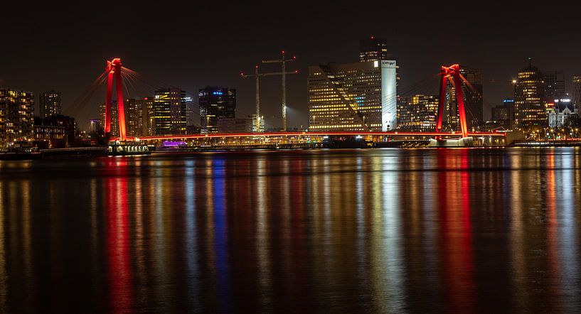 Night photo of the Willemsbrug ... by Bert v.d. Kraats Fotografie