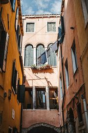 Wäsche aufhängen in Venedig von Marleen Kuijpers @themissmarple
