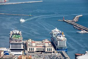 Neapel - Kreuzfahrtschiffe im Hafen
