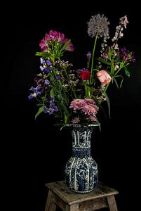 Modernes Stillleben Feld Bouquet in Delfter Blau