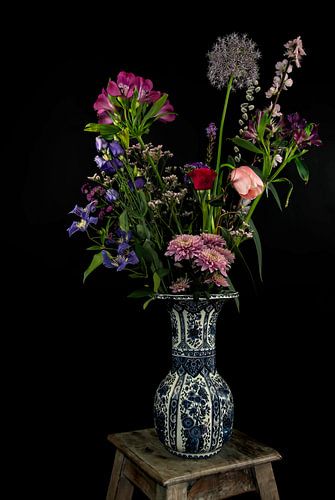 Bouquet de natures mortes modernes dans le bleu de Delft