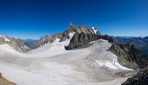 Zicht op de Dente del Gigante (4013 meter) op de grns van Italië en Frankrijk