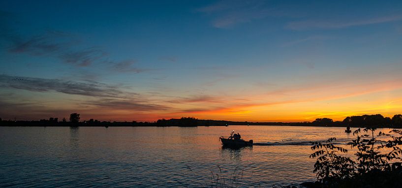 Zonsondergang boven de Rotterdamse Maas van Peter de Jong