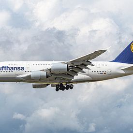 Landende Lufthansa Airbus A380. van Jaap van den Berg