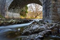 Kleine waterval onder een stenen brug - Schotland van Remco Bosshard thumbnail