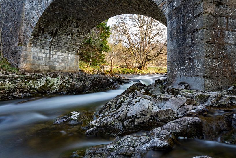 Kleine waterval onder een stenen brug - Schotland van Remco Bosshard