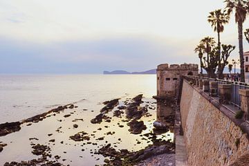 Stadsmuur van Algero, fotografie, Sardinië van Simone van Herwijnen