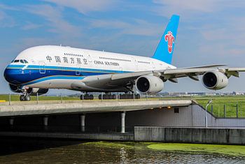 Chinesischer Airbus A380 über dem Wasser bei Schiphol!