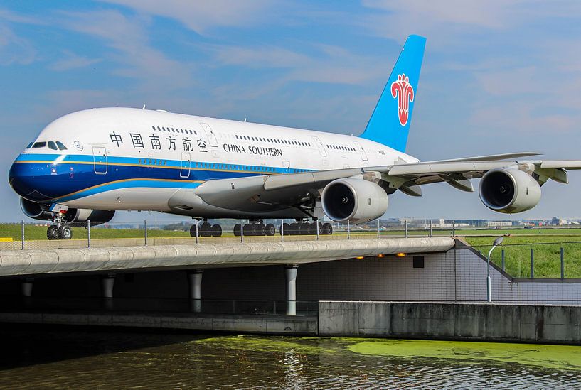 Chinese Airbus A380 over het water op Schiphol! van Robin Smeets