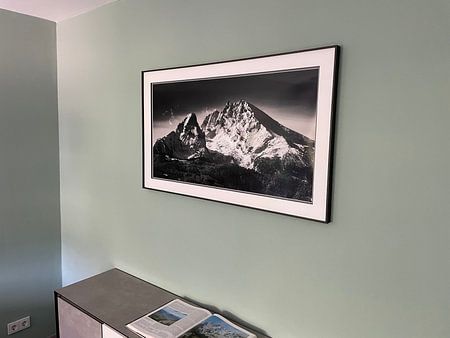 Zwart-wit beeld van de berg Watzmann met dramatische wolken in de ochtend. Berchtesgaden, Beieren