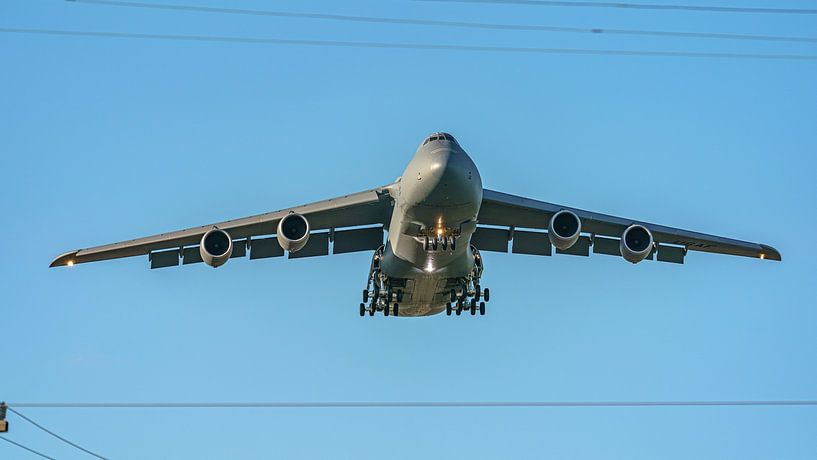 Landing Lockheed C-5M Super Galaxy. by Jaap van den Berg