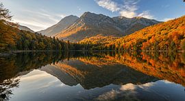 Herbstzauber am Bergsee – Spiegelung der Natur von ButterflyPix