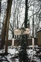 Itinéraire abandonné : Panneau de signalisation dans la forêt enneigée du Limbourg
