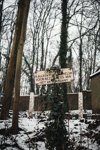 Vergane Route: Bord in Besneeuwd Limburgse Bos