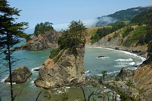 Baai met rotseilanden in Oregon van Jeroen van Deel