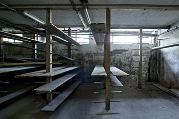 Foto van de kaasplanken in een oude melkfabriek. van Therese Brals